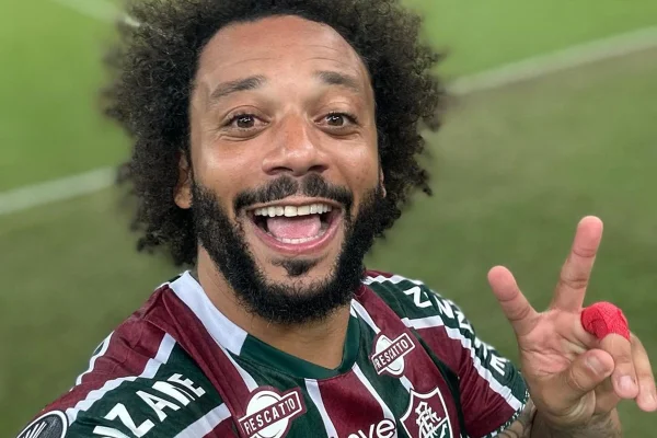 Jogador Marcelo Vieira faz selfie em campo após vitória do Fluminense - Metrópoles