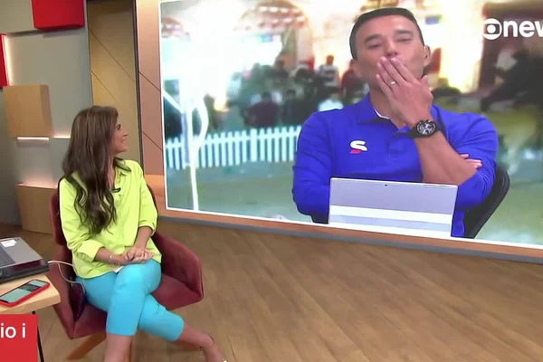 André Rizek, no telão do Estúdio I, manda beijo para a mulher, Andréia Sadi - Metrópoles