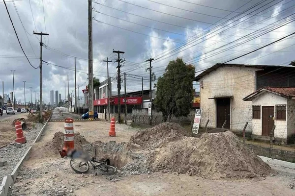 Foto colorida, rua com casas, bicicleta ao centro da rua - Metrópoles