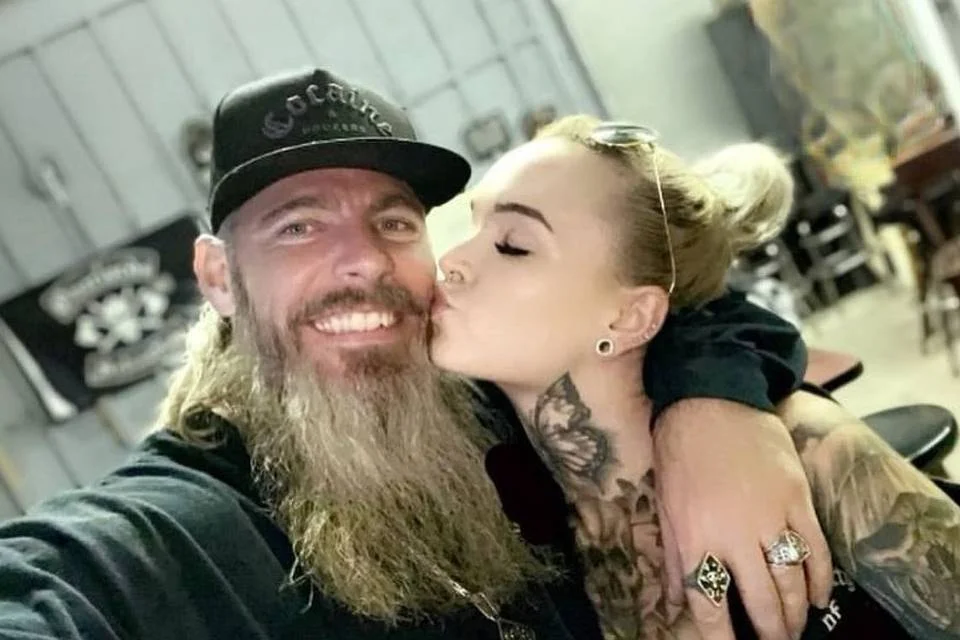 Influencer gera debate ao afirmar que se casou com seu padrasto Influencer gera debate ao afirmar que se casou com seu padrasto