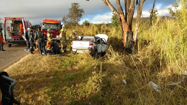 Acidente deixa duas pessoas mortas e três feridas na DF-180