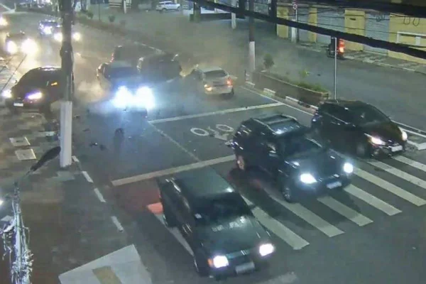 Imagem colorida de câmera de segurança mostra Audi acertando outros cinco carros em Osasco, na Grande São Paulo - Metrópoles