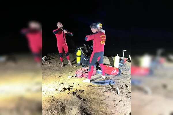 Mergulhadores do corpo de bombeiros em leito de rio