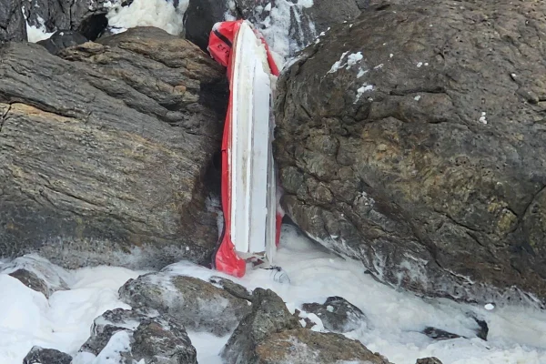 Durante buscas por um desaparecido, o bote tombou e os dois guarda-vidas conseguiram chegar a pedras, onde ficaram ilhados esperando resgate - Metrópoles