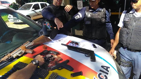 Assaltantes invadem casa de PM, fazem família refém e são presos no DF
