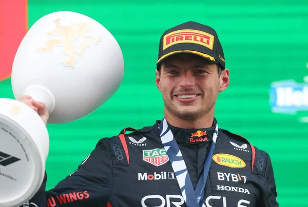 Imagem colorida de Max Verstappen segurando troféu - Metrópoles