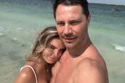 André Bankoff e Carol Reali posam juntos na praia André Bankoff e Carol Reali posam juntos na praia