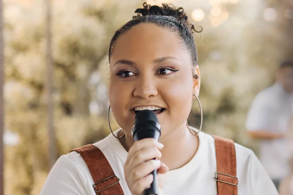 A cantora gospel Carolina Beatriz, de 21 anos