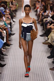 Desfile Miu Miu primavera/verão 2025 Desfile Miu Miu primavera/verão 2025
