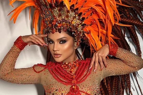 Mileide Mihaile com a fantasia de musa da Grande Rio