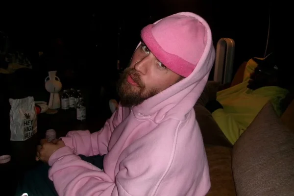 Imagem colorida do cantor Justin Bieber usando roupa toda rosa - Metrópoles