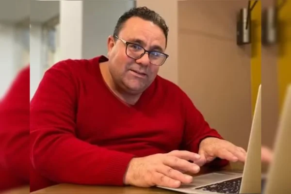 Jornalista é encontrado morto amordaçado com fita e mãos amarradas