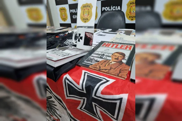 Foto de Hitler ao lado de itens apreendidos