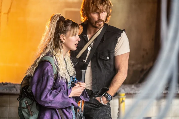 Cena do filme The Electric State, com Millie Bobby Brown e Chris Pratt -Metrópoles