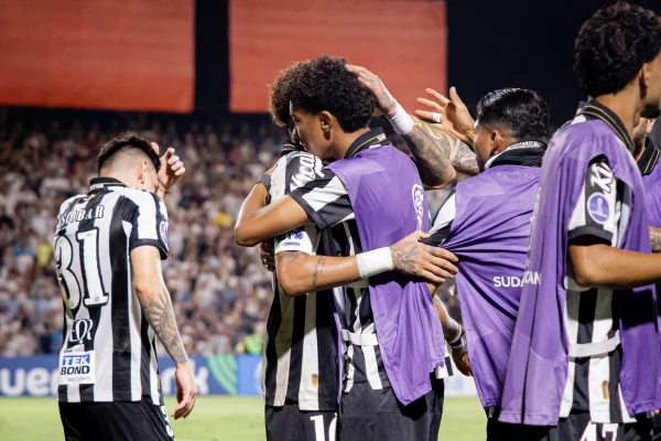 “Não pode passar pano”, declara Cuca após polêmica de Robinho e Neymar