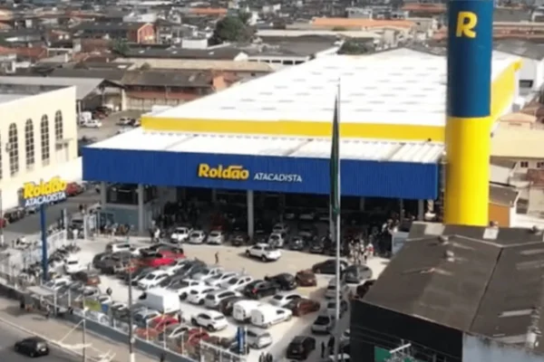 Imagem colorida do mercado Roldão Atacadista, local em que o jovem funcionário teve a moto furtada - Metrópoles