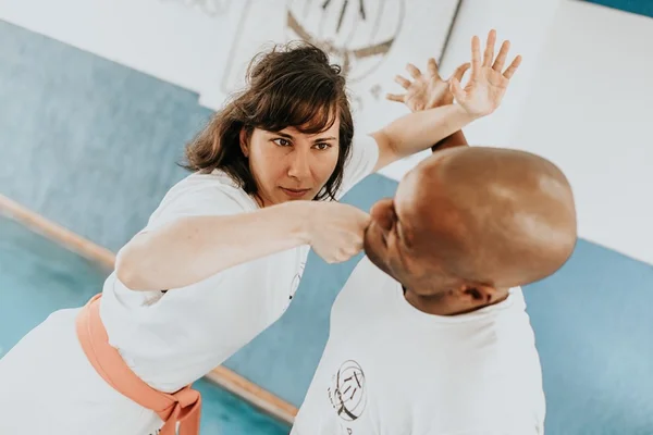 Mês delas: aprenda seis movimentos de krav-magá para defesa pessoal