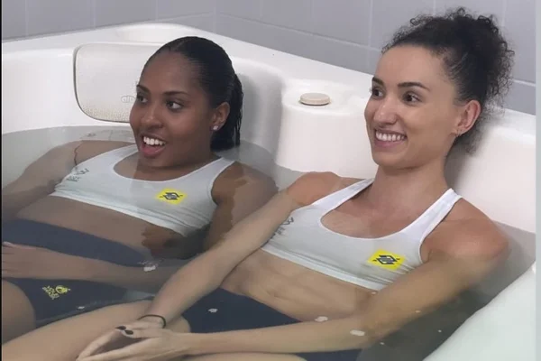 Foto colorida - Jogadoras de vôlei na banheira de gelo