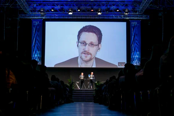 Livro do ex-informante americano Edward Snowden é lançado no Brasil 