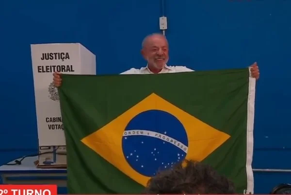 Presidente Lula ergue bandeira do Brasil após votar em SBC - Metrópoles