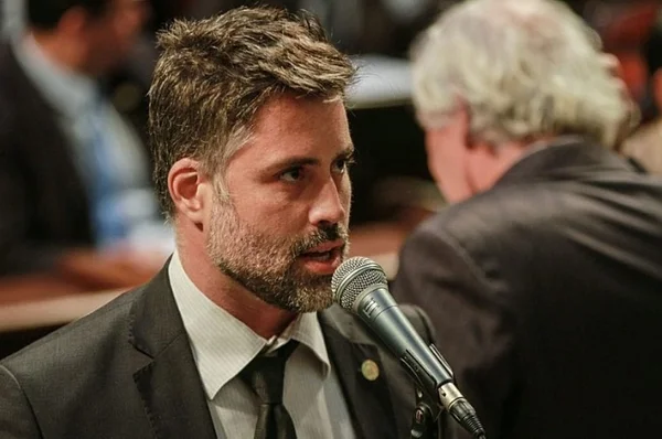 Deputado que foi contra fundo eleitoral recebe R$ 500 mil do partido