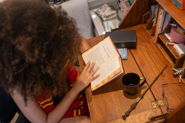 Imagem colorida, foto ilustrativa de menina lendo um livro- Metrópoles