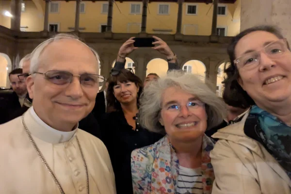 Imagem colorida da primeira selfie do papa - Metrópoles