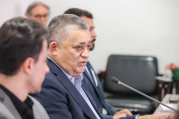 Guimarães sugere aumentar endividamento do país para salvar economia