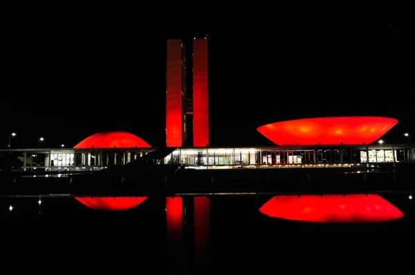 Monumentos de Brasília ganham iluminação vermelha contra a Aids