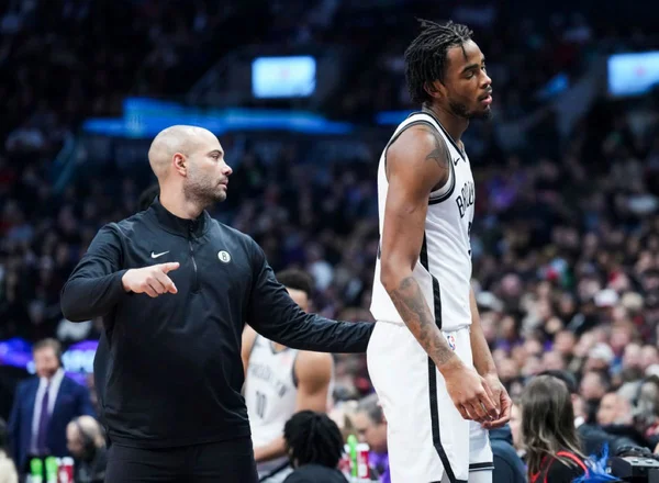 Nic Claaxton deixa a quadra na NBA