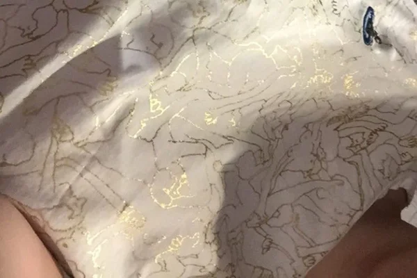 Mãe compra blusa para filha, mas não vê o que estava desenhado nela