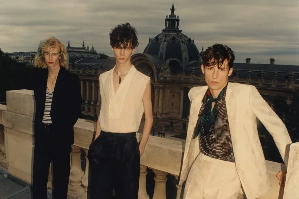 Modelos com peças de primavera/verão 2021 de menswear da Saint Laurent