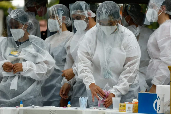 Crianças e adolescentes são testados para CoViD-19 em ação organizada pelo Governo de Goiás