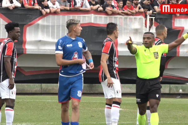 Jogador do Cianorte com camisa rasgada é mandado sair de campo pelo árbitro na Série D