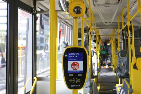 Prefeitura de São Paulo definiu alta de 6% na tarifa de ônibus, que passa de R$ 5,00 para R$ 5,30. Valor supera inflação prevista pelo IBGE
