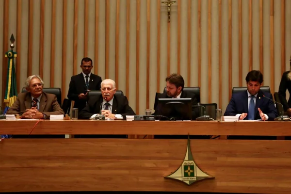 CLDF sorteia gabinetes de distritais em dia de homenagens e gafe
