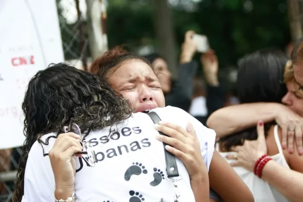 Imagem colorida mostra homenagens às vítimas de massacre em Suzano. Metrópoles