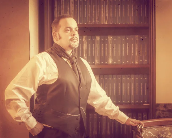 Diplomata se inspira na estética do século 19 em novo livro de poesias