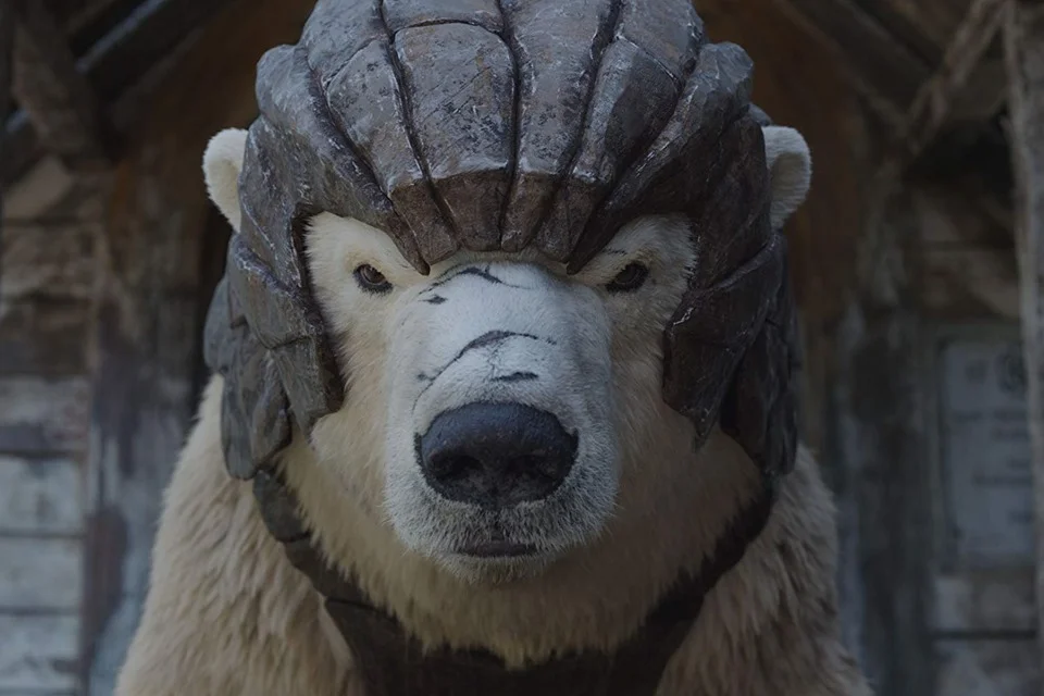 <b>His Dark Materials</b>: Lyra é uma menina órfã que foge da universidade para procurar um amigo desaparecido. Em sua jornada, ela recebe ajuda de diversos personagens inusitados como ursos de armaduras e pilotos de balão enquanto desvenda um estranho complô para sequestrar crianças. Seu caminho vem a se cruzar com Will, um menino que descobre uma forma de viajar entre mundos. Estreia 4 de novembro na HBO e no HBO GO <b>His Dark Materials</b>: Lyra é uma menina órfã que foge da universidade para procurar um amigo desaparecido. Em sua jornada, ela recebe ajuda de diversos personagens inusitados como ursos de armaduras e pilotos de balão enquanto desvenda um estranho complô para sequestrar crianças. Seu caminho vem a se cruzar com Will, um menino que descobre uma forma de viajar entre mundos. Estreia 4 de novembro na HBO e no HBO GO