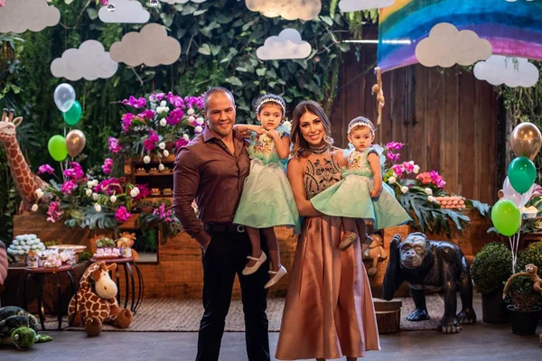 Arca de Noé é tema da festa de aniversário das filhas de Bella Falconi