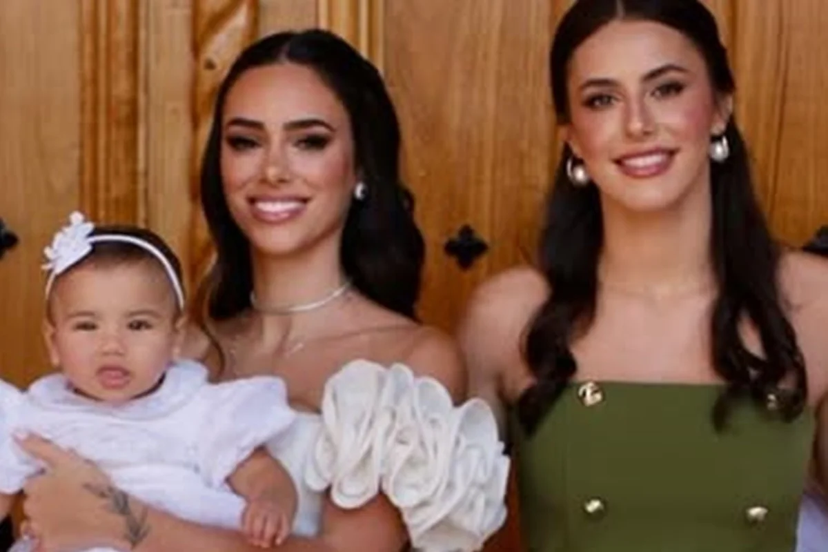 Bruna Biancardi e Bianca Biancardi posam durante o batizado de Mavie Bruna Biancardi e Bianca Biancardi posam durante o batizado de Mavie