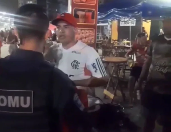 Imagem colorida mostra homem ameaçando GCM na Praia Grande; ele diz ser integrante do PCC - Metrópoles