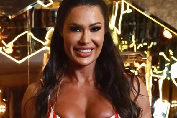 Gracyanne Barbosa posa, sorridente, com looh de academia e cabelos soltos- Metrópoles