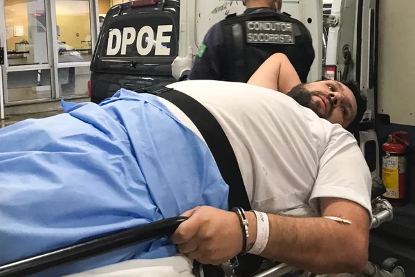 oswaldo eustáquio em uma maca