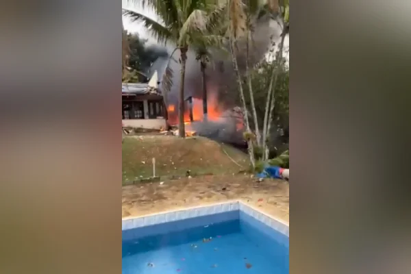 Veja vídeo com os destroços do avião em quintal de casa atingida