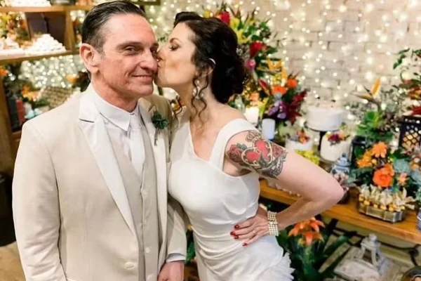 Foto colorida de Paulo Miklos e Renata Galvão - Metrópoles