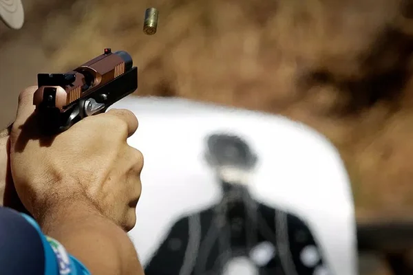 Empresário reage a assalto, mata criminoso e leva dois tiros