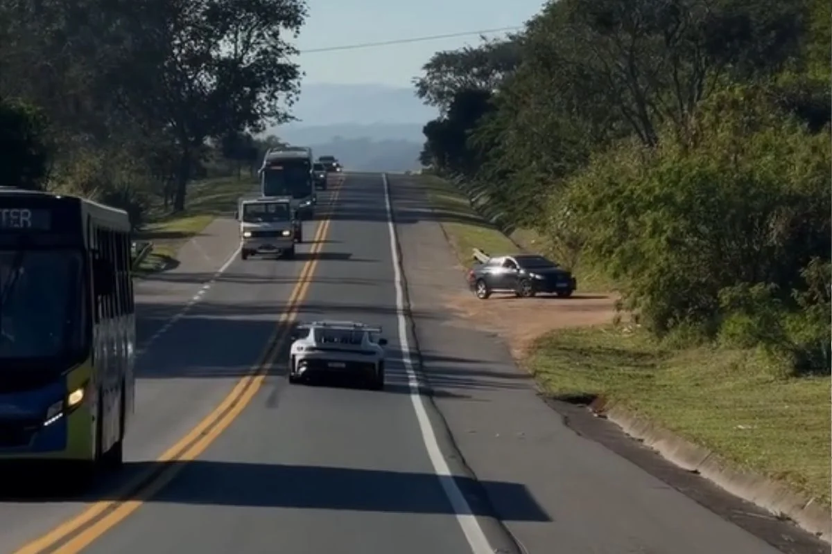 Porsche de R$ 2 milhões é apreendida após dono postar vídeos a 300 km/h Porsche de R$ 2 milhões é apreendida após dono postar vídeos a 300 km/h