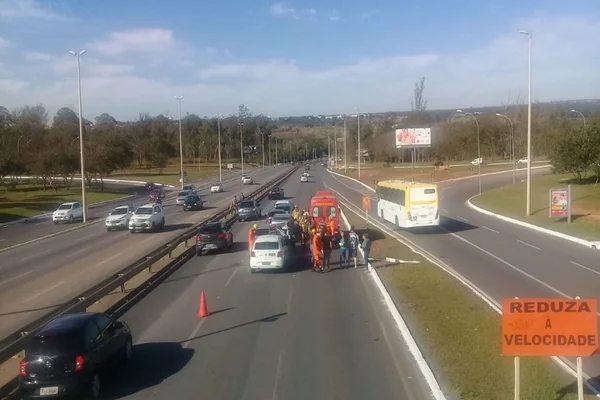 Batida entre seis carros complica trânsito na Estrada Parque Aeroporto