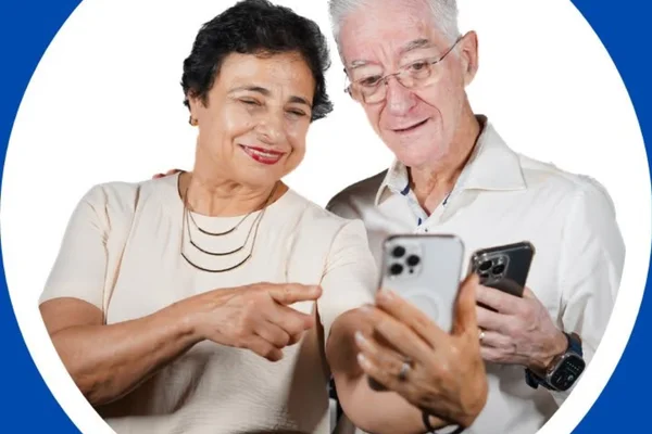 Casal idoso cria perfil para ensinar pessoas 60+ a usarem o celular
